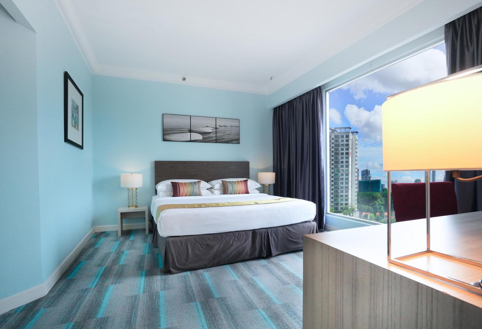 โรงแรมทริสเติล ยะโฮร์ บาห์รู ยะโฮร์บาห์รู ภายนอก รูปภาพ A bedroom at the hotel