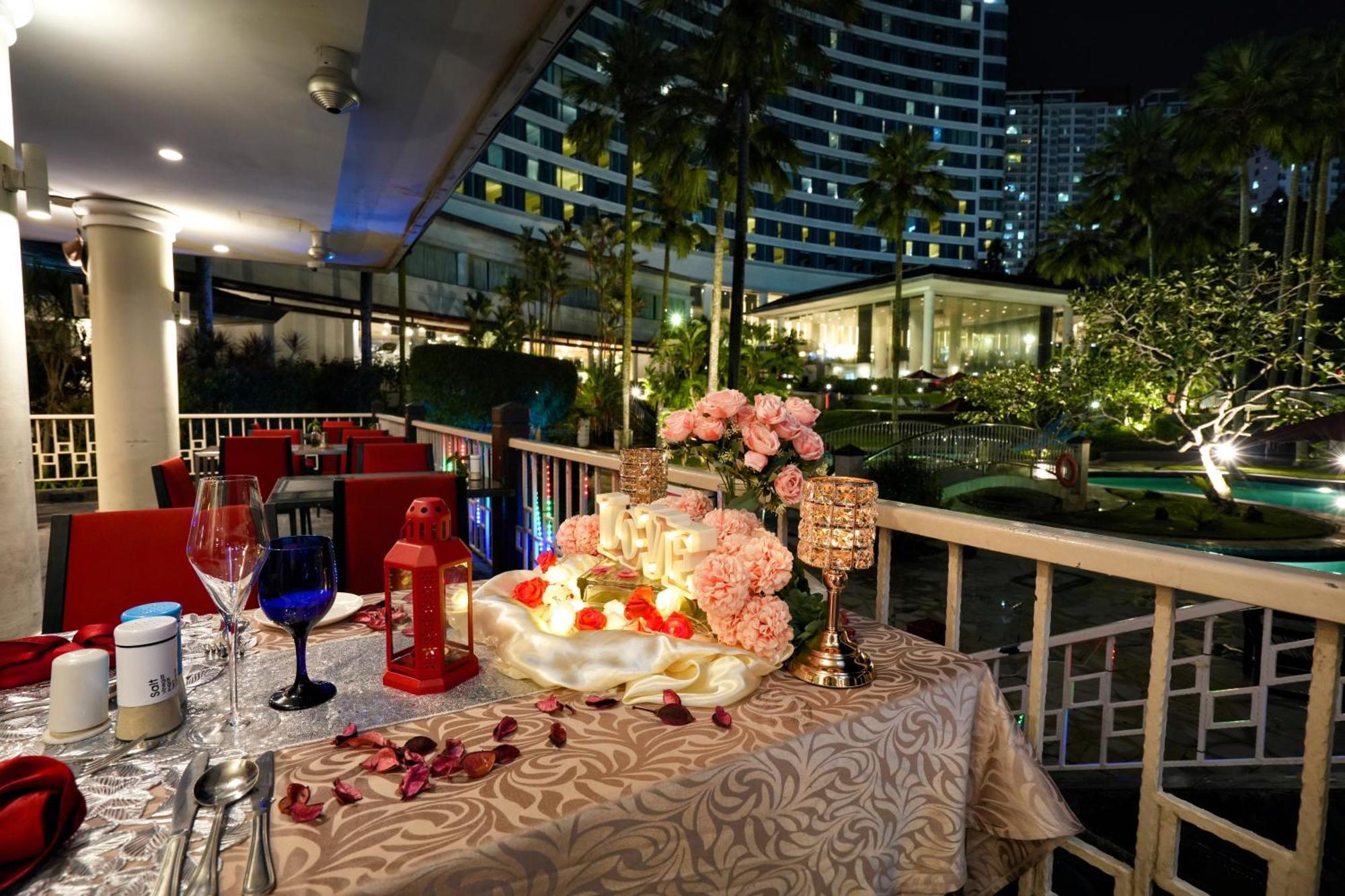 โรงแรมทริสเติล ยะโฮร์ บาห์รู ยะโฮร์บาห์รู ภายนอก รูปภาพ The interior of the hotel