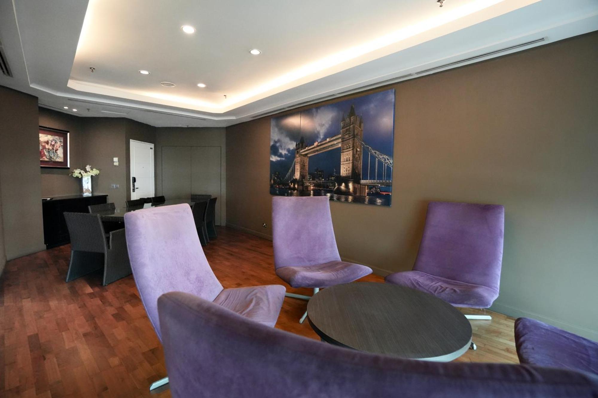 โรงแรมทริสเติล ยะโฮร์ บาห์รู ยะโฮร์บาห์รู ภายนอก รูปภาพ The interior of the lounge