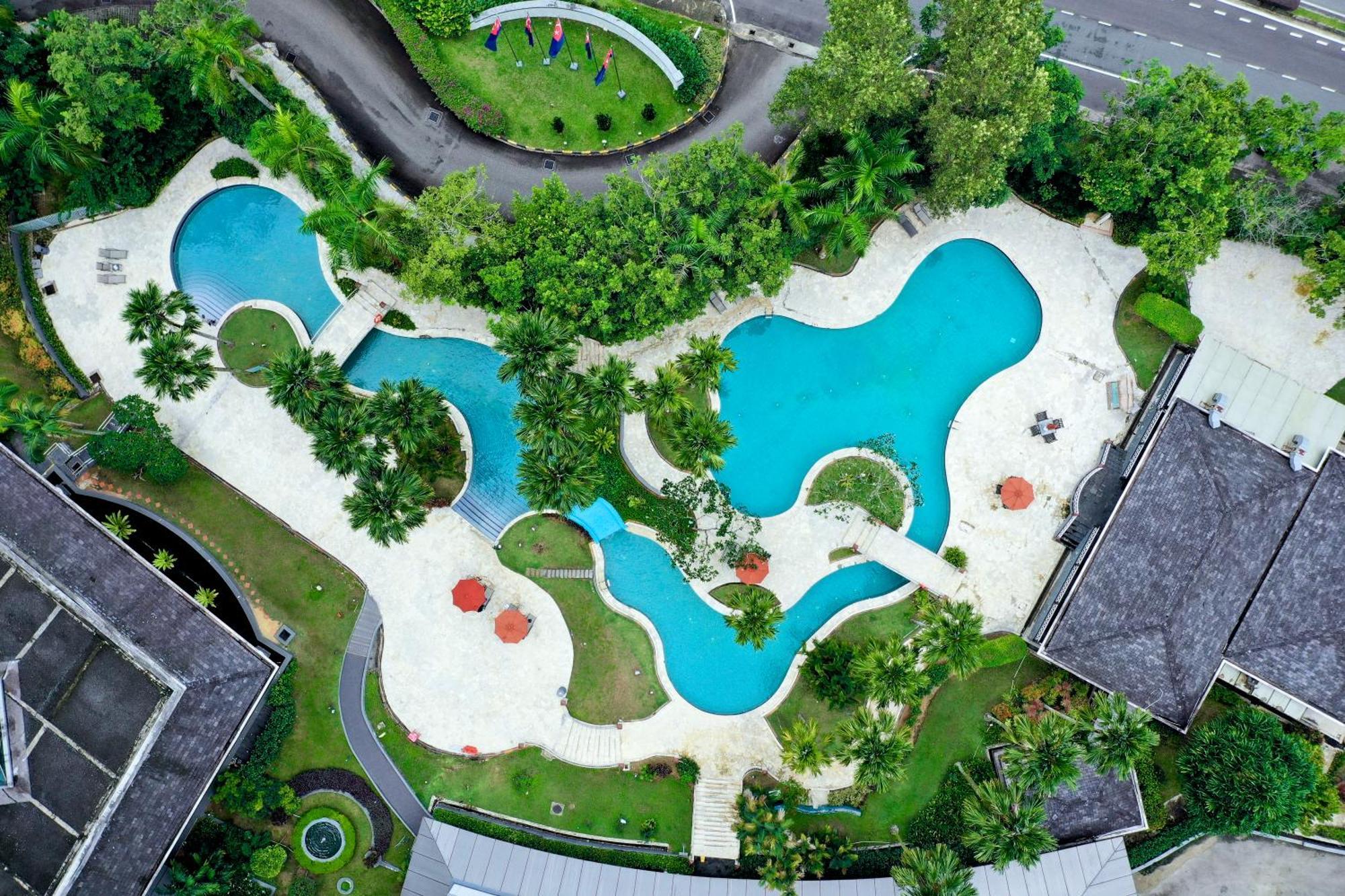 โรงแรมทริสเติล ยะโฮร์ บาห์รู ยะโฮร์บาห์รู ภายนอก รูปภาพ Aerial view of the pool