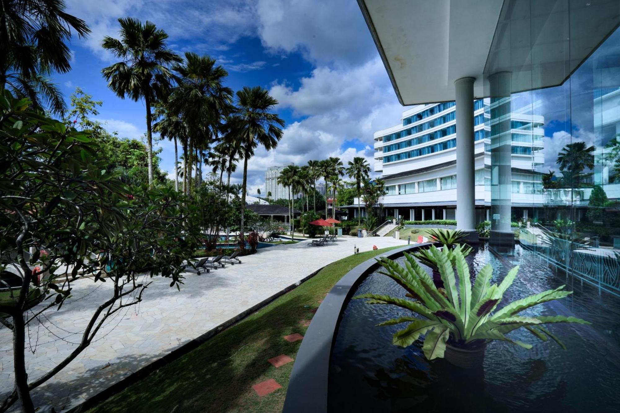 โรงแรมทริสเติล ยะโฮร์ บาห์รู ยะโฮร์บาห์รู ภายนอก รูปภาพ The hotel's main entrance