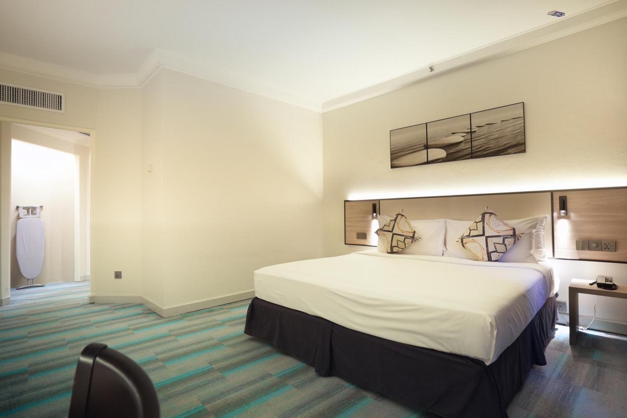 โรงแรมทริสเติล ยะโฮร์ บาห์รู ยะโฮร์บาห์รู ภายนอก รูปภาพ A room at the hotel