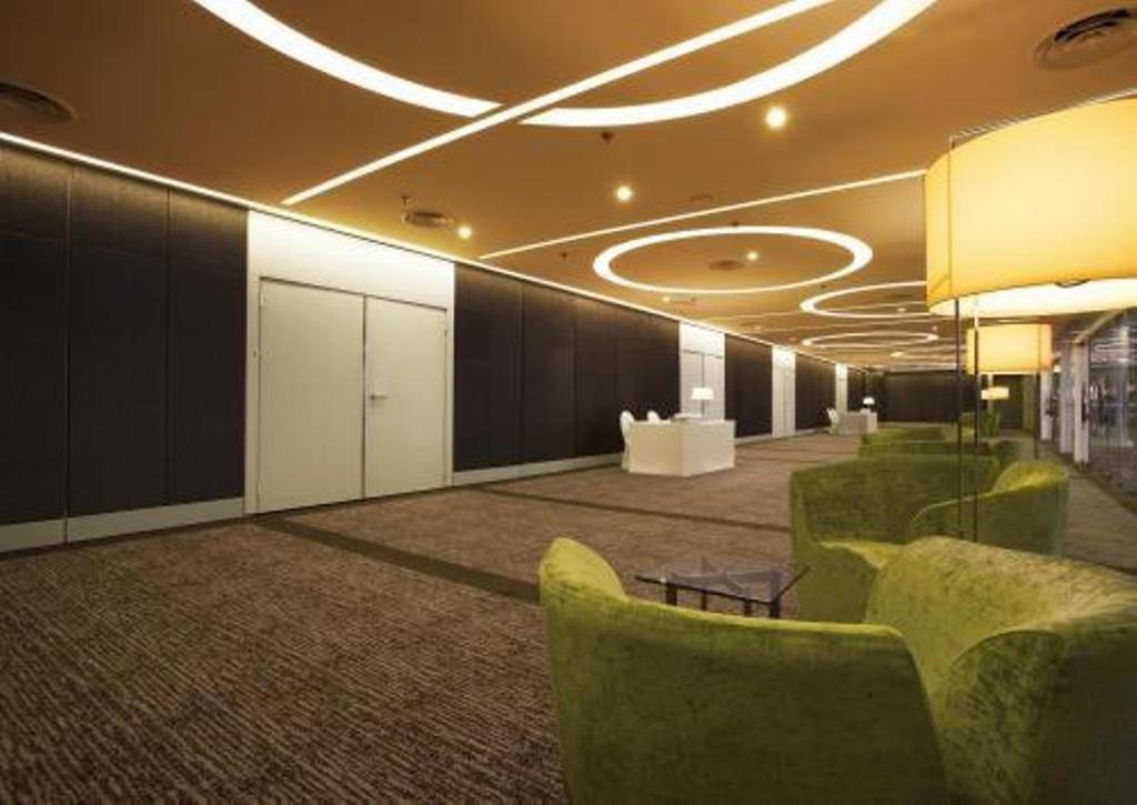 โรงแรมทริสเติล ยะโฮร์ บาห์รู ยะโฮร์บาห์รู ภายนอก รูปภาพ The interior of the hotel